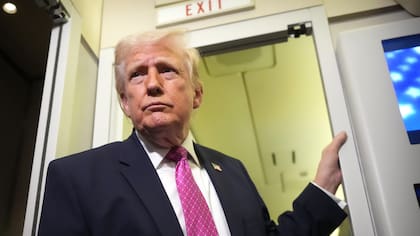 Trump habló con periodistas en el Air Force One