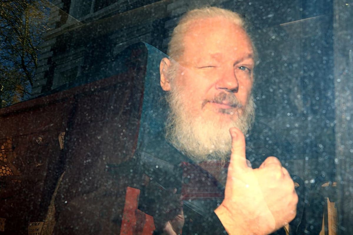 Trump habría ofrecido un indulto al hacker Julian Assange a cambio de información sobre una filtración al Partido Demócrata