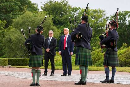Trump inaugura un nuevo campo de golf para cerrar su viaje a Escocia