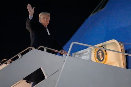 Trump inicia gira por Asia, donde se reunirá con Xi, mientras sigue el cierre del gobierno en EEUU