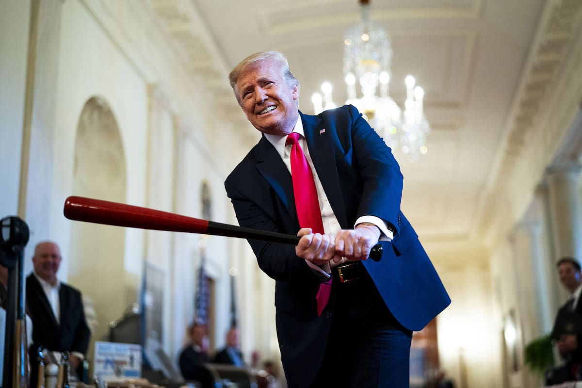 Trump juega con un bate de beisbol en uno de los salones de la Casa Blanca, la semana pasada