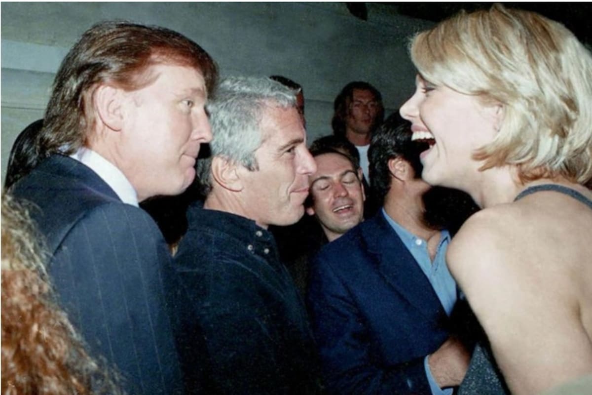 Trump junto a Epstein y una mujer en una de las nuevas fotos publicadas