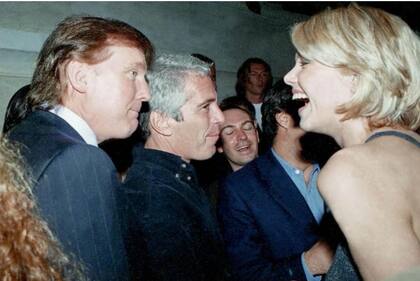 Trump junto a Epstein y una mujer en una de las nuevas fotos publicadas