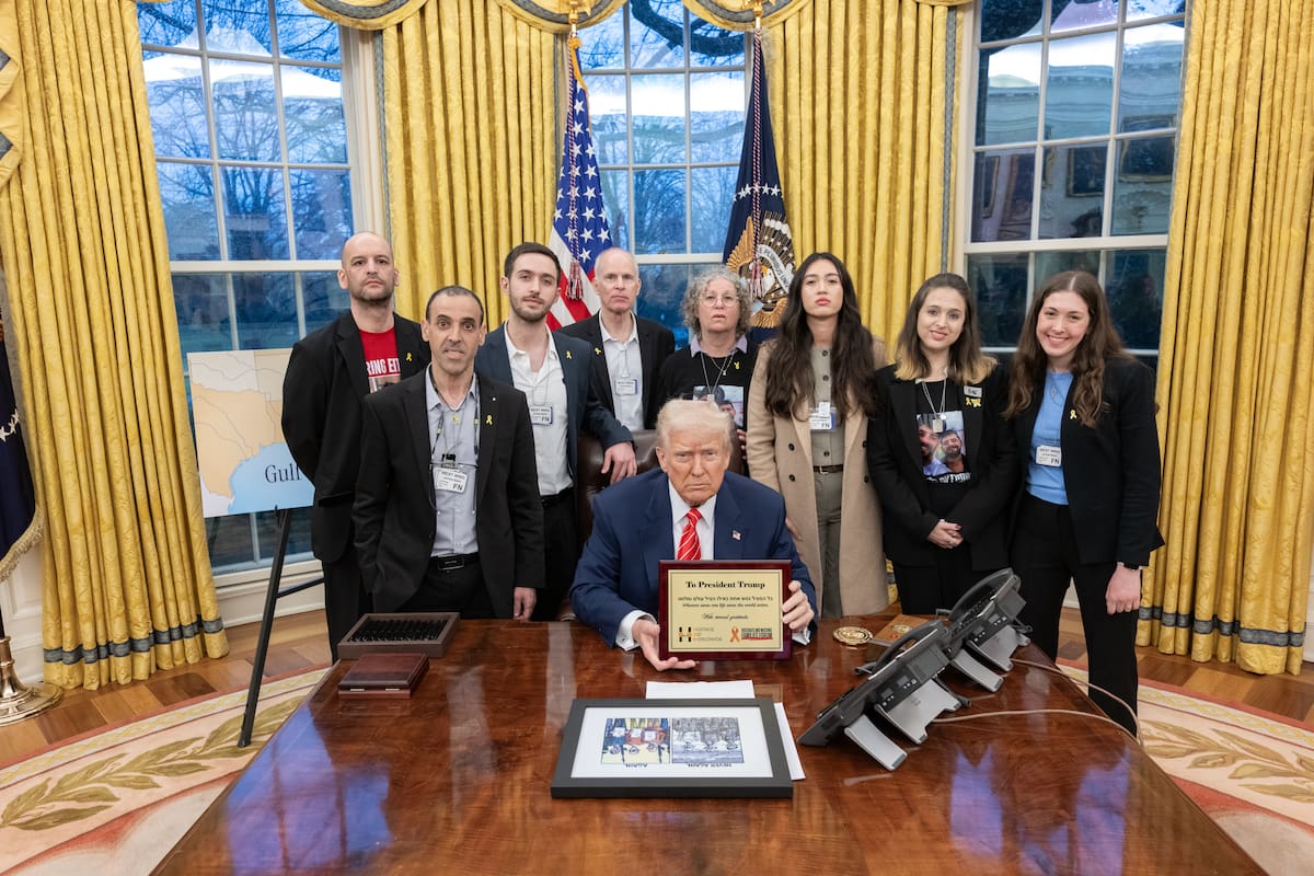 Trump junto a los ocho exrehenes, (a la izquierda el argentino Iair Horn), y la placa de agradecimiento por las gestiones para su liberación
