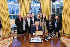 Trump junto a los ochos exrehenes, (a la izquierda el argentino Iair Horn), y la placa de agradecimiento por las gestiones para su liberación
