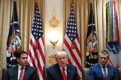 Trump junto a Marco Rubio y Pete Hegseth durante una reunión de gabinete en la Sala del Gabinete de la Casa Blanca, en Washington, el 29 de enero de 2026