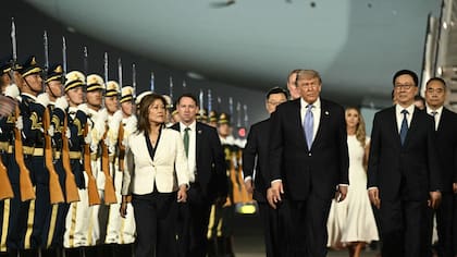 Trump junto al vicepresidente de China, Han Zheng, tras su llegada al Aeropuerto Internacional de Pekín-Capital