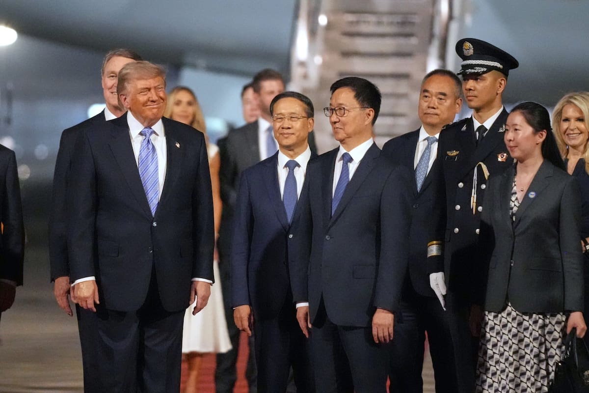 Trump junto al vicepresidente Han Zheng, durante su recepción en Pekín