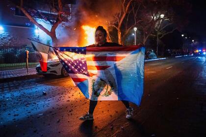 Trump lanza la advertencia a los ciudadanos naturalizados, en medio de las protestas en Los Ángeles (AP Foto/Ethan Swope)