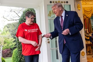 Trump le da 100 dólares de propina a repartidora que entregó pedido de McDonald's en la Casa Blanca