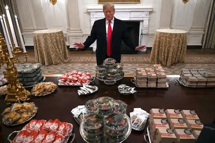 Trump llevó hamburguesas al Salón Oval
