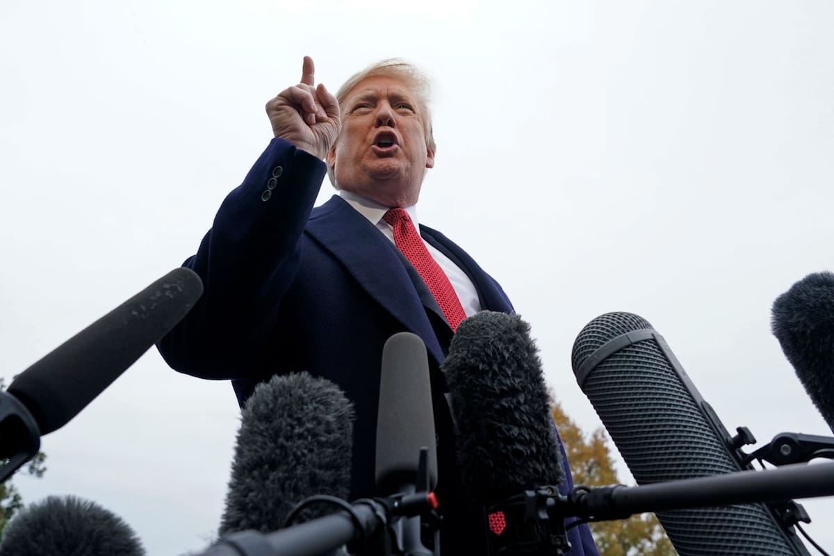 Trump mantuvo hoy otro cruce con periodistas, antes de partir hacia París