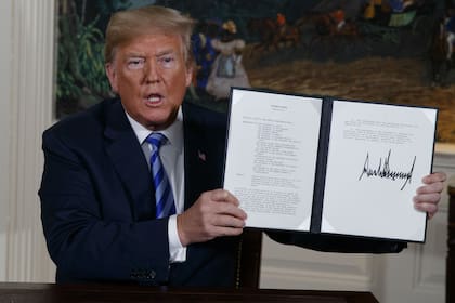 Trump muestra el memorándum en el que dice que Estados Unidos se retirará del pacto con Irán