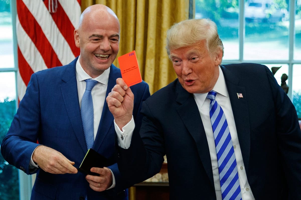 Trump muestra una tarjeta roja durante una reunión con Infantino en el Salón Oval
