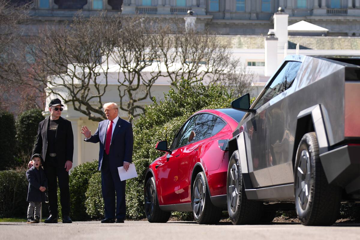Trump muestra vehículos de la compañía de Elon Musk en la Casa Blanca