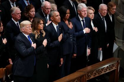 Trump, Obama, el matrimonio Clinton, unidos en el funeral del expresidente George H.W. Bush, en la catedral de Washington (Archivo)