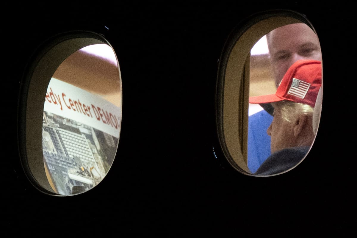 Trump observa el cartel en el Air Force One