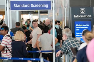 Trump ordena pagar a agentes de seguridad en aeropuertos al iniciar las vacaciones de primavera