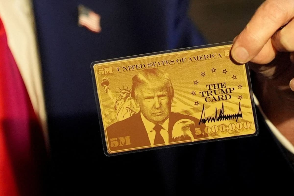 Trump presentó el prototipo de la nueva tarjeta dorada desde el Air Force One y confirmó que incluirá su firma, nombre y rostro grabados en el plástico oficial