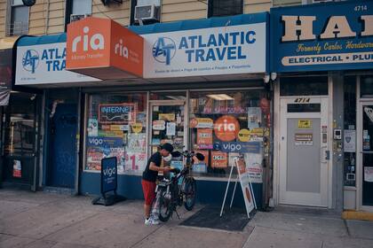 Trump prohíbe viajar a EEUU desde 12 países, pero incluye excepciones para evitar batallas legales