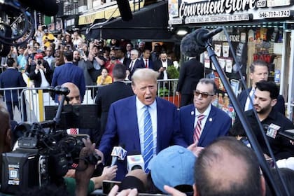 Trump promete "enderezar Nueva York" mientras visitaba la bodega donde el empleado José Alba recibió un cargo de asesinato