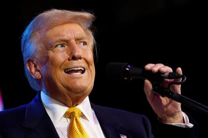 Trump prometió en al menos 15 oportunidades revocar las licencias de las cadenas de televisión si no le agradan sus coberturas (Archivo)