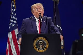 Trump publica foto manipulada de los Obama y el Air Force One con grafiti en el avión