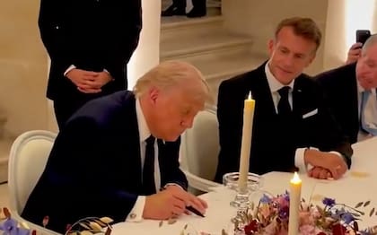 Trump puso la rubrica en el palacio de Versalles, acompañado del presidente francés, Emanuel Macron