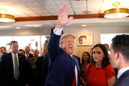Trump, que cumple 77 años este miércoles, recibió una serenata de "Feliz cumpleaños" de sus partidarios durante una parada improvisada en un café en Little Havana
