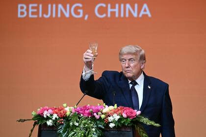 Trump realiza un brindis mientras asiste a un banquete de Estado con Xi Jinping, en el Gran Palacio del Pueblo, en Pekín, el 14 de mayo de 2026