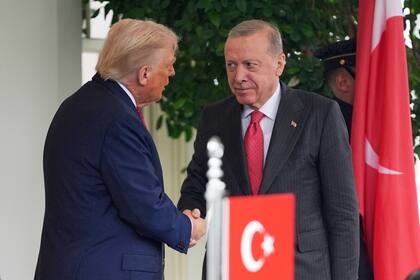 Trump recibe a Erdogan cuando Estados Unidos analiza levantar veto a ventas de F-35 a aliado de la O