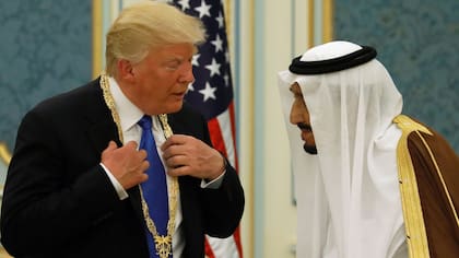 Durante su mandato, Trump recibió una distinción de manos del rey Salman