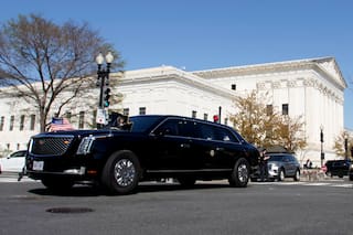 Trump rompe la tradición y se sienta en primera fila en un alegato ante la Corte Suprema