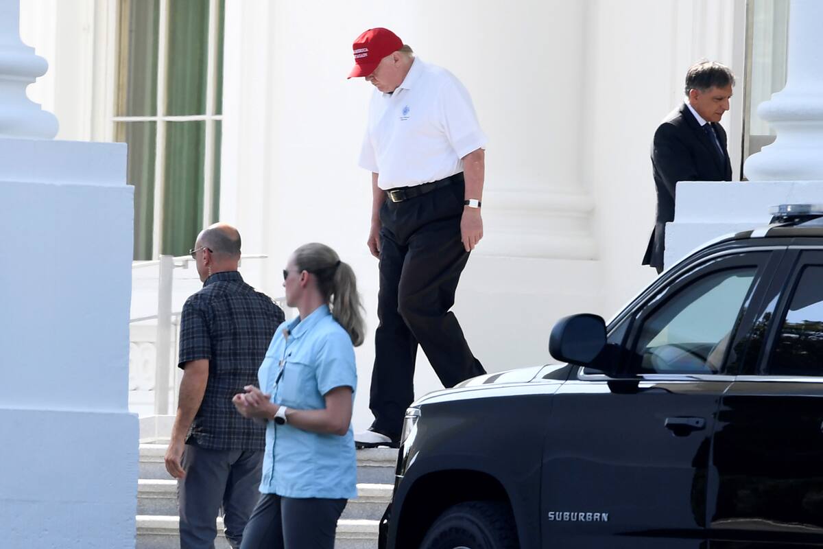 Trump sale de la Casa Blanca para jugar al golf en Virginia