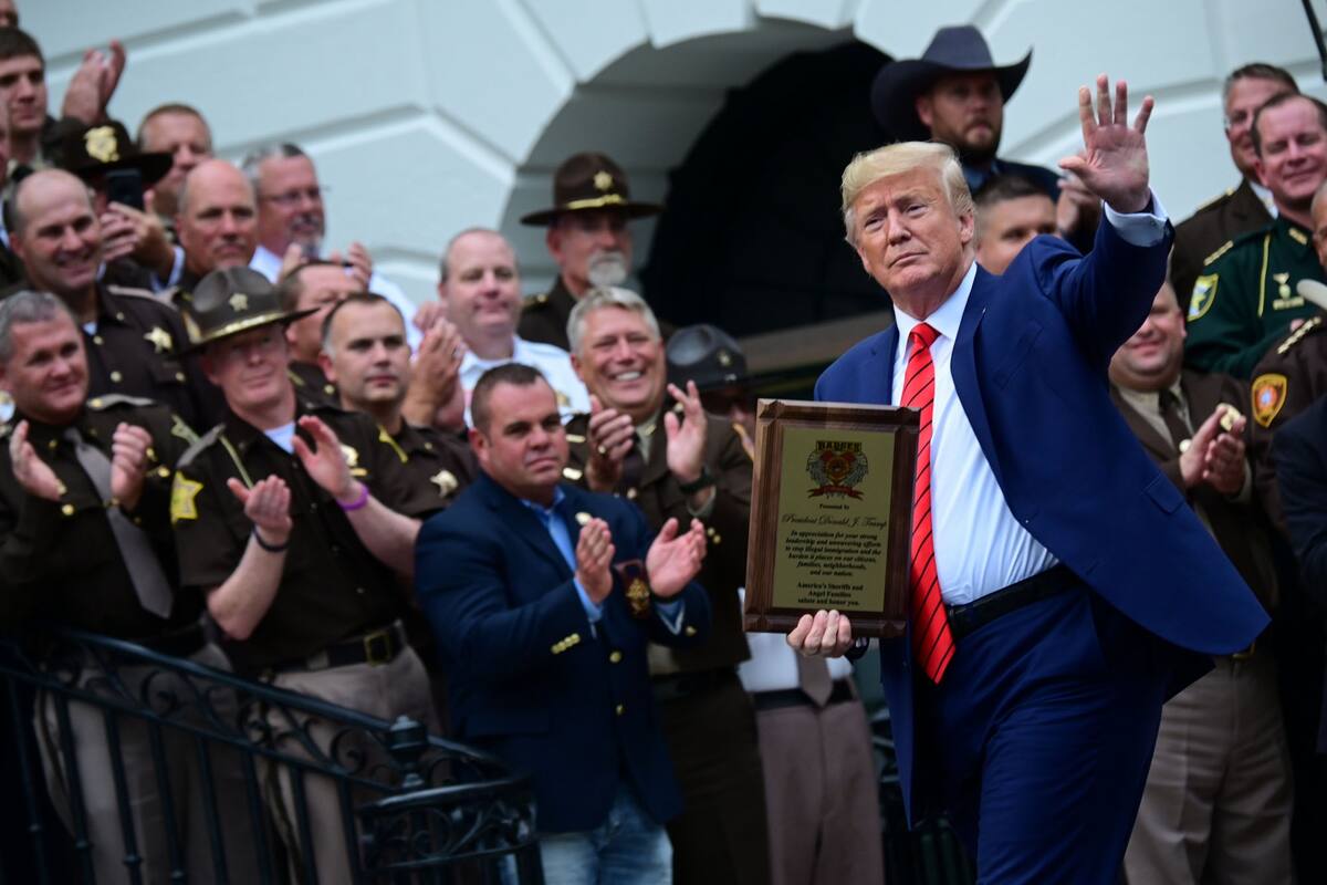 Trump saluda en las afueras de la Casa Blanca