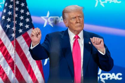 Trump se jacta de despidos masivos de funcionarios y se burla de Biden ante multitud conservadora