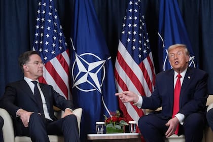 Trump se reúne con el secretario general de la OTAN, Mark Rutte, durante un encuentro al margen en el Foro Económico Mundial, en Davos, Suiza, el 21 de enero de 2026