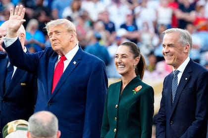 Trump, Sheinbaum y el primer ministro de Canadá, Mark Carney, durante la entrega del trofeo en la final del Mundial de fútbol, en Nueva Jersey, Estados Unidos