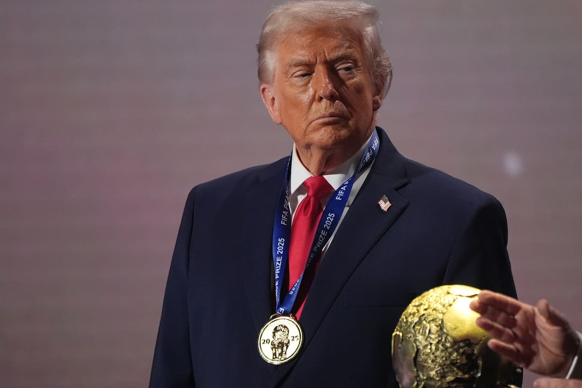 Trump sube al escenario junto a la Copa Mundial de la FIFA tras recibir el Premio de la Paz de la FIFA durante el sorteo de la Copa del Mundo de fútbol de 2026