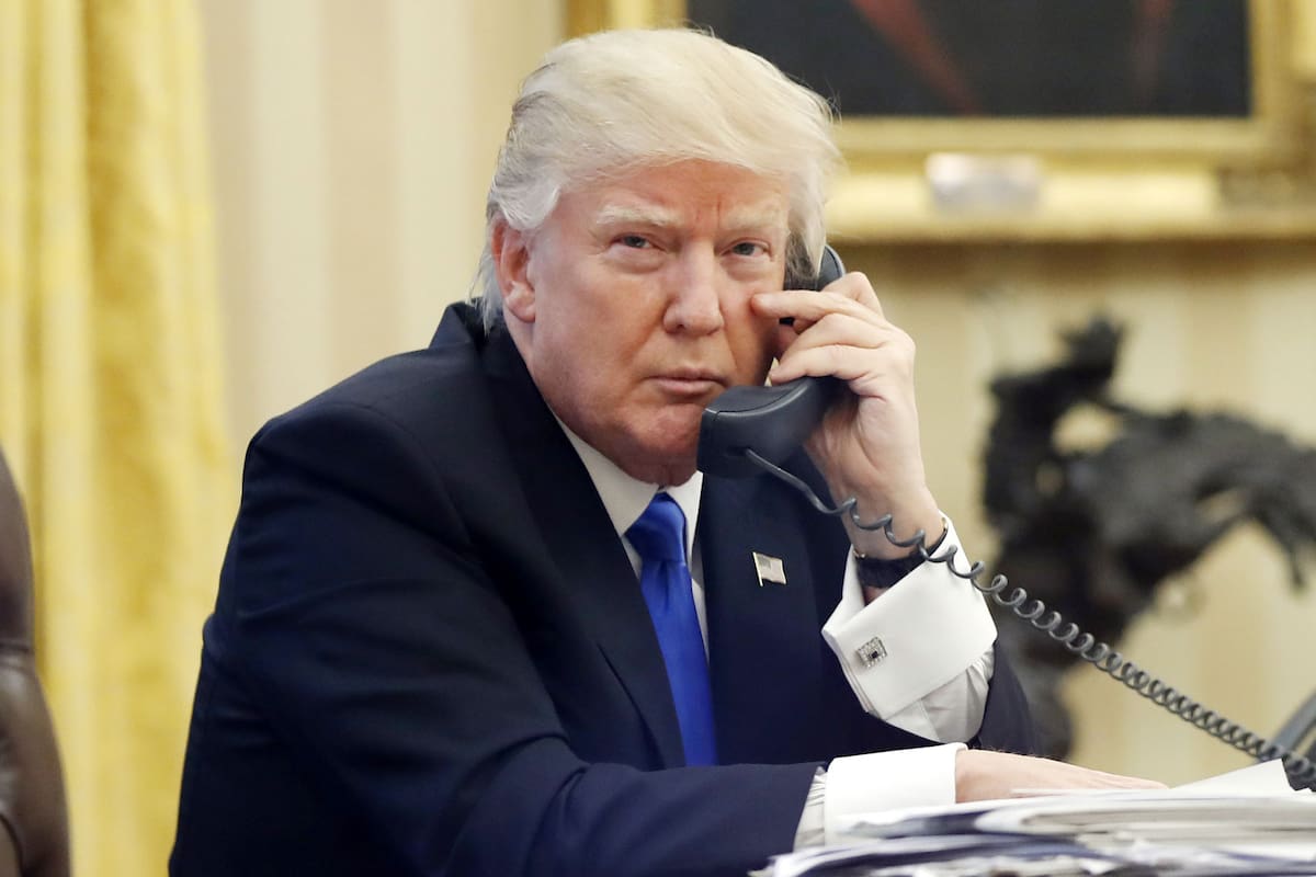 Trump, un halcón al teléfono