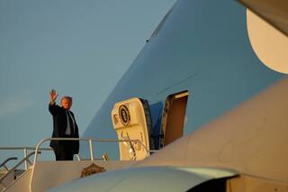Trump visita Ohio y Kentucky para minimizar impacto de guerra con Irán y atacar a rival republicano