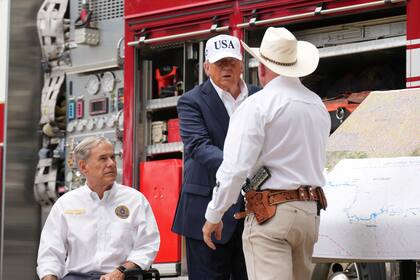 Trump visita zonas afectadas por inundaciones en Texas