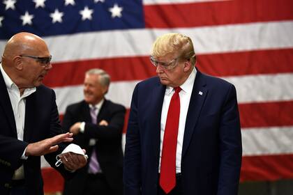Trump visitó ayer en Arizona una planta de Honeywell International, que fabrica barbijos de máxima calidad para el coronavirus