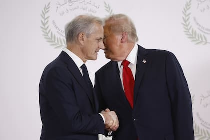 Trump y el primer ministro de Noruega, Jonas Gahr Store, se estrechan la mano durante la foto de grupo de la Cumbre Internacional de Paz en Sharm el Sheij, Egipto