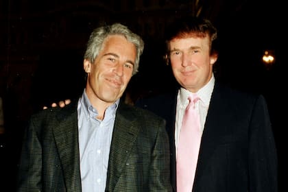 Trump y Epstein posan juntos en Mar-a-Lago, en 1997