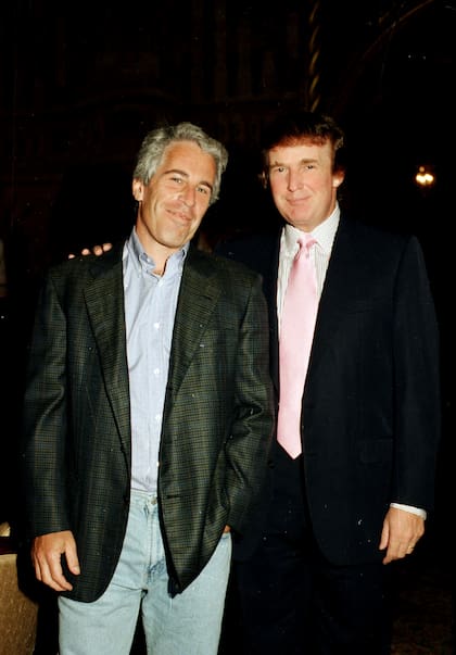 Trump y Epstein posan juntos en Mar-a-Lago, en 1997