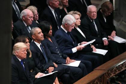 Trump y Melania; los Obama; los Clinton, y los Carter, ayer, sentados juntos