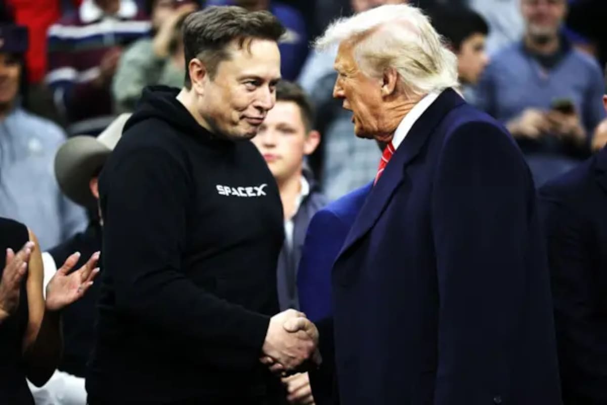 Trump y Musk se dan la mano durante un evento del gobierno estadounidense