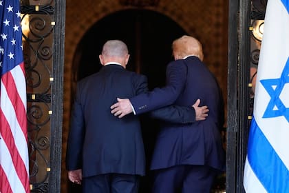 Trump y Netanyahu caminan hacia el club Mar-a-Lago de Trump, en Palm Beach, Florida