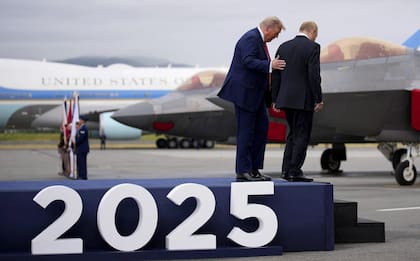 Trump y Putin caminan juntos a su llegada a la base conjunta Elmendorf-Richardson en Anchorage, Alaska